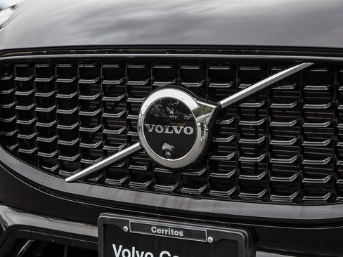 Used 2025 Volvo XC60 B5 Plus image 3