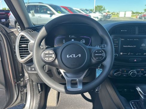 Used 2025 Kia Soul LX w/ LX Technology Package FWD image 19