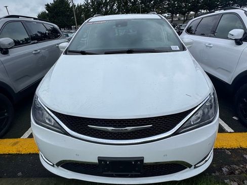 Used 2020 Chrysler Pacifica Touring-L image 2