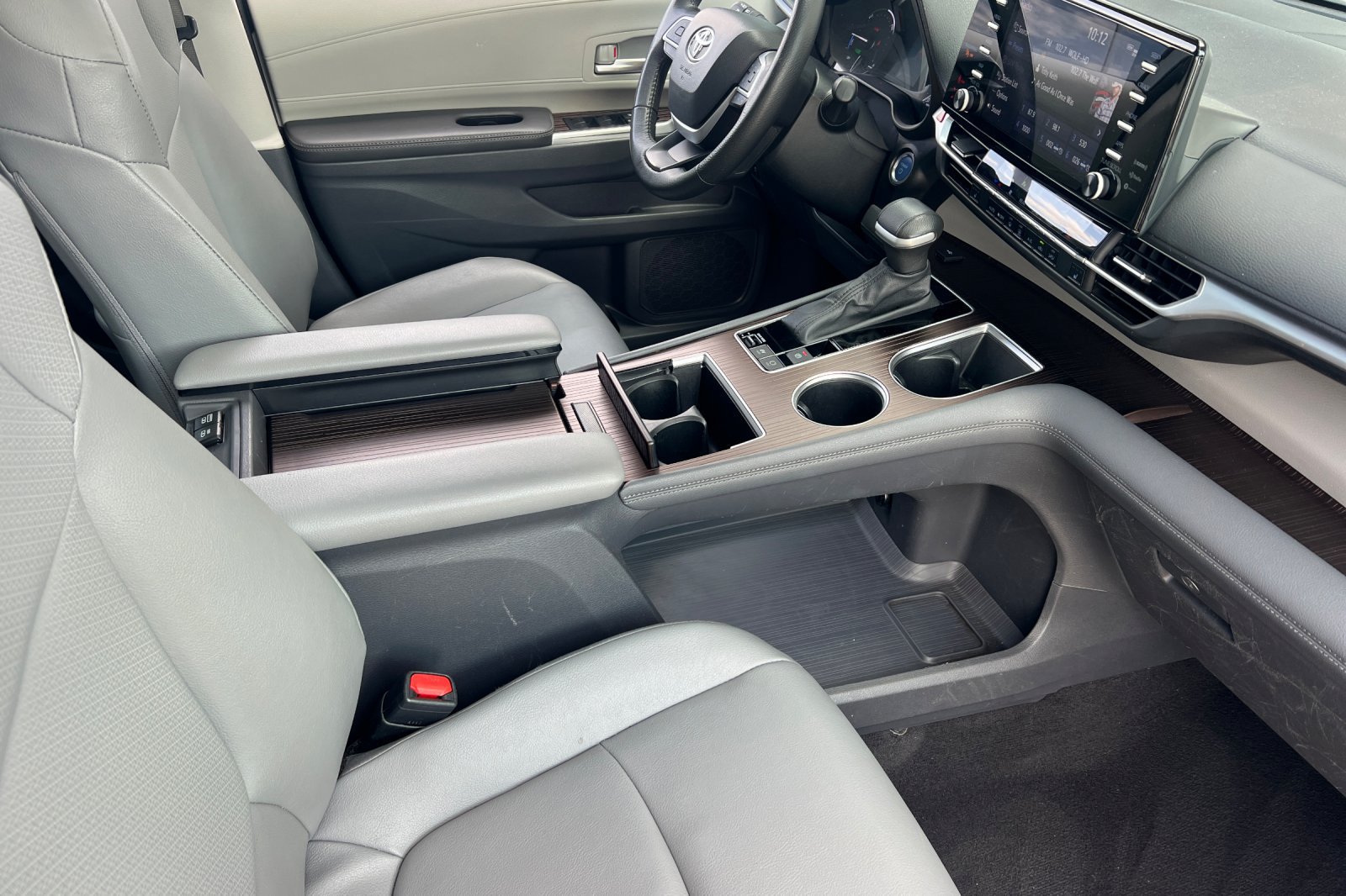 Used 2024 Toyota Sienna XLE FWD image 17