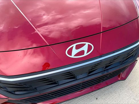 Certified 2025 Hyundai Elantra SE FWD image 28