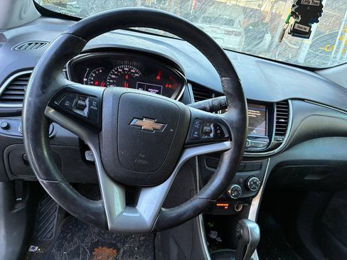 Used 2019 Chevrolet Trax LT w/ LT Convenience Package FWD image 11