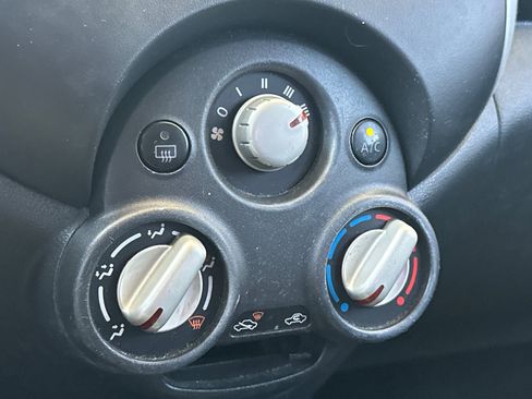 Used 2014 Nissan Versa SV FWD image 18