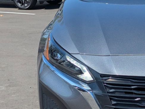 Used 2025 Nissan Altima 2.5 SV image 10