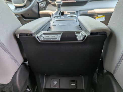 Used 2025 Toyota Sienna XLE w/ XLE Plus Package FWD image 29