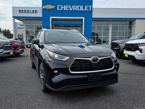Used 2023 Toyota Highlander XLE AWD/4WD image 1