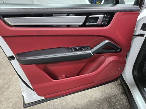 Used 2022 Porsche Cayenne Platinum Edition image 7