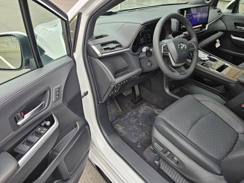 New 2025 Toyota Sienna Platinum image 12