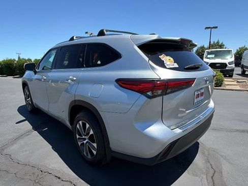 Used 2021 Toyota Highlander XLE AWD/4WD image 6