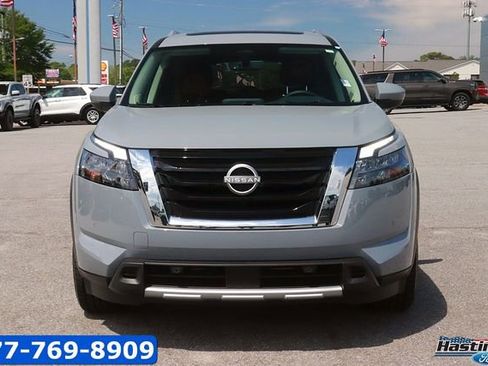 Used 2025 Nissan Pathfinder Platinum FWD image 2