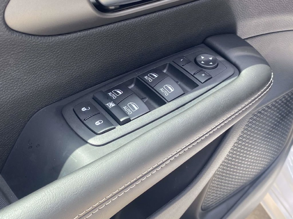 New 2027 Chrysler Pacifica Select FWD image 14