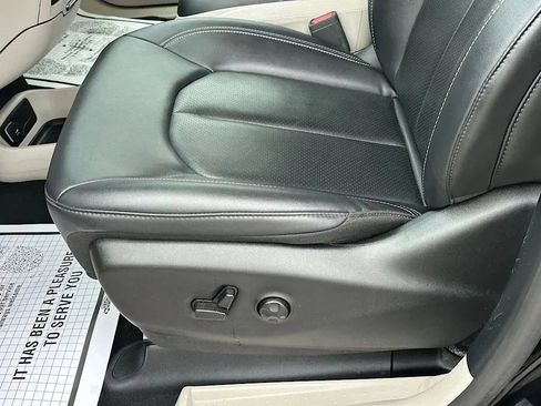 Used 2024 Chrysler Pacifica Select image 15