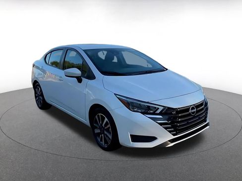 Used 2025 Nissan Versa SV image 3
