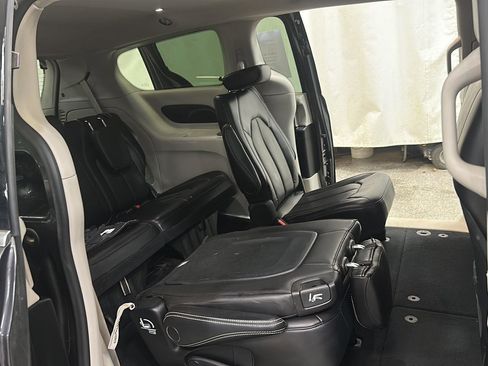 Used 2023 Chrysler Pacifica Touring-L image 31