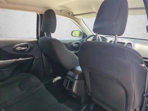 Used 2016 Jeep Cherokee Latitude FWD image 21