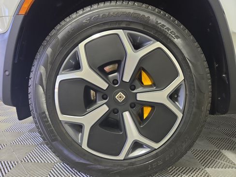 Used 2024 Rivian R1S Adventure AWD/4WD image 9