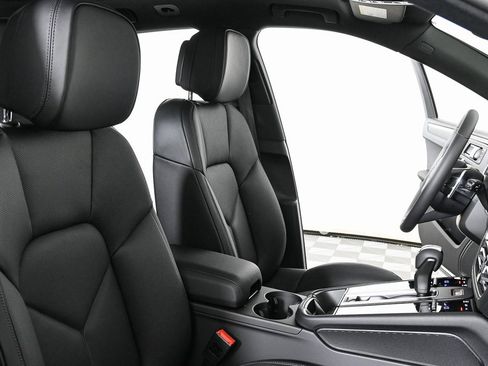 Certified 2025 Porsche Macan AWD image 23