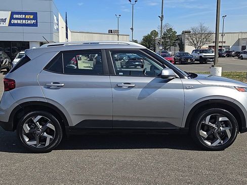 Certified 2023 Hyundai Venue SEL image 9