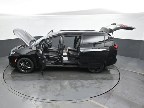 New 2026 Chrysler Pacifica Limited w/ S Appearance Package AWD/4WD image 49