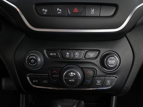 Used 2023 Jeep Cherokee Altitude Lux image 6