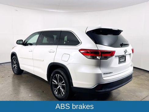 Used 2018 Toyota Highlander Plus FWD image 5