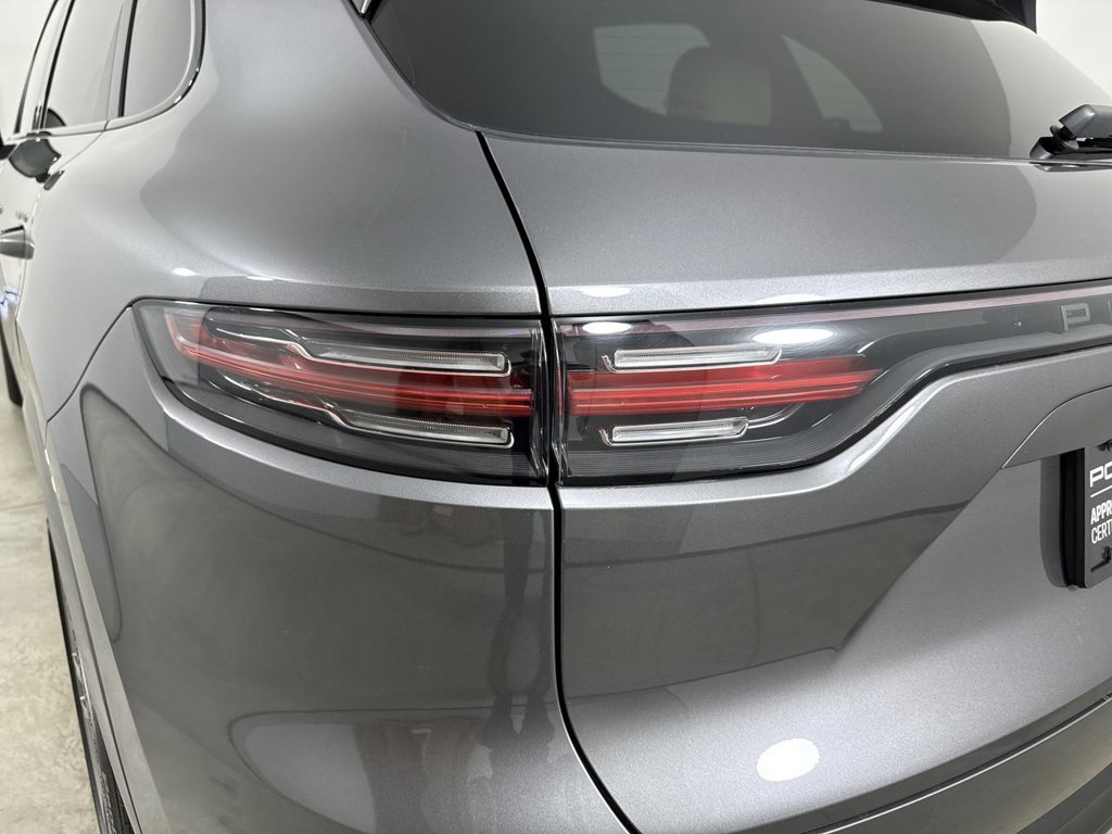 Certified 2023 Porsche Cayenne AWD/4WD image 18