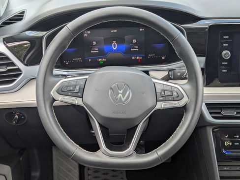 Used 2025 Volkswagen Taos SE w/ Panoramic Sunroof Package FWD image 24