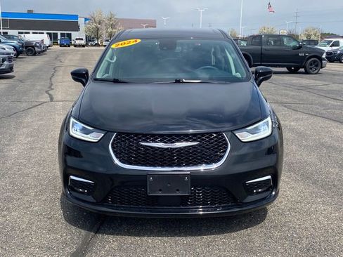 Used 2024 Chrysler Pacifica Touring-L FWD image 2