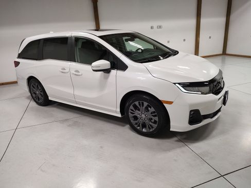 New 2026 Honda Odyssey Touring image 2