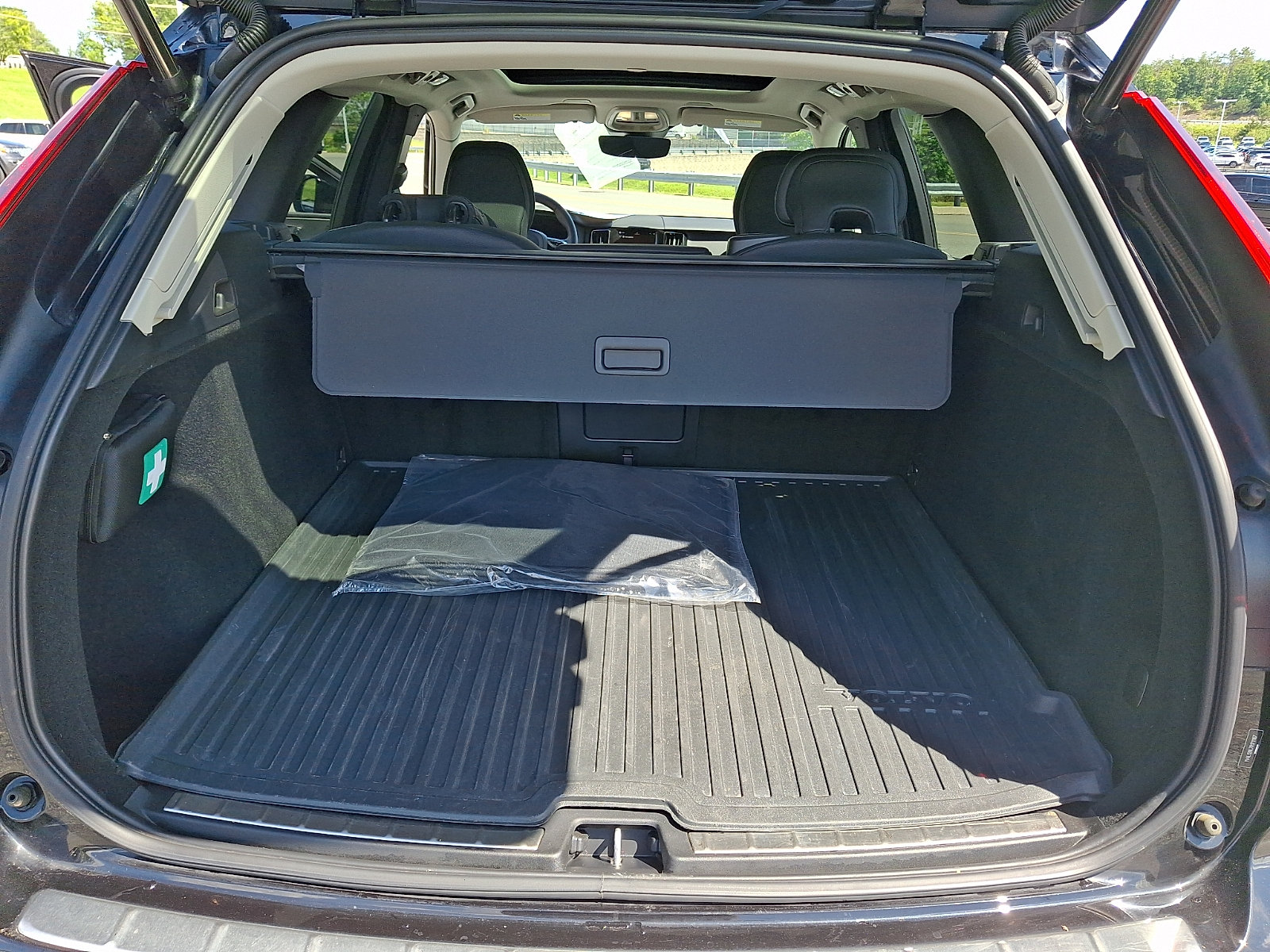 Certified 2024 Volvo XC60 B5 Plus w/ Protection Package Premier AWD/4WD image 28