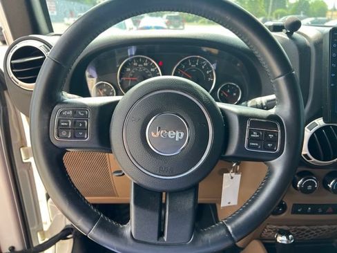Used 2015 Jeep Wrangler Unlimited Rubicon w/ Connectivity Group AWD/4WD image 8