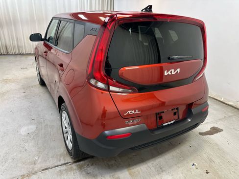 Used 2022 Kia Soul LX image 2
