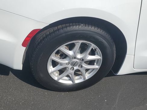 Used 2023 Chrysler Pacifica Touring-L FWD image 5