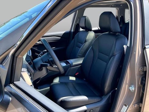 Certified 2024 Nissan Rogue SV w/ SV Premium Package FWD image 8