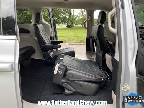 Used 2024 Chrysler Pacifica Touring-L image 35