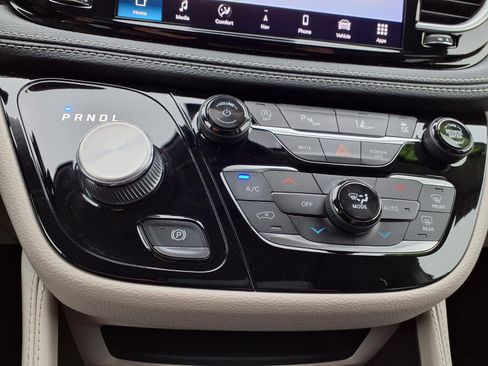 Certified 2021 Chrysler Pacifica Limited AWD/4WD image 7