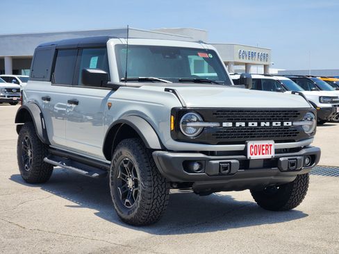 New 2026 Ford Bronco Badlands w/ Black Appearance Package AWD/4WD image 2