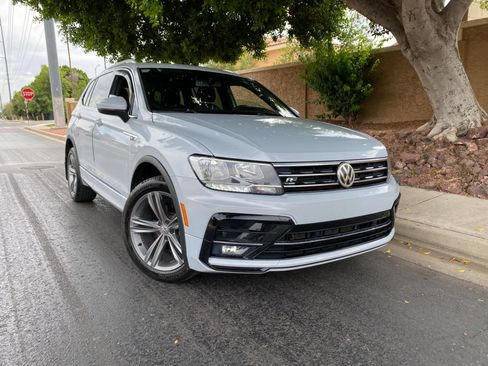 Used 2018 Volkswagen Tiguan SEL w/ R-Line Package image 2