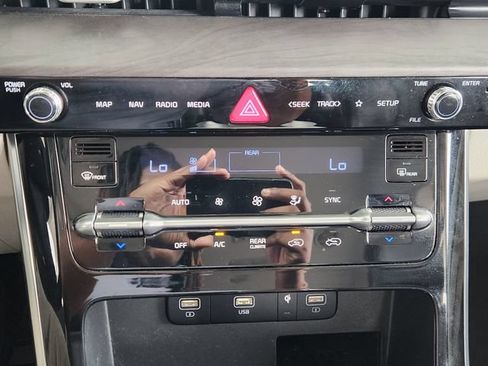 Used 2022 Kia Carnival EX FWD image 17