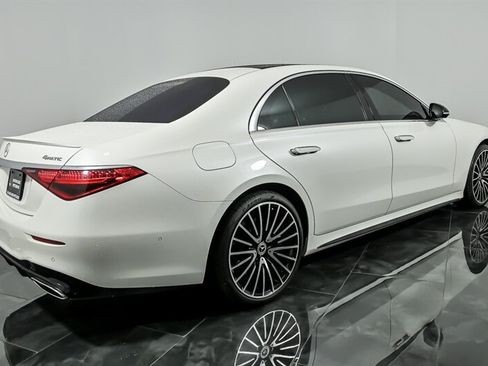 Used 2022 Mercedes-Benz S 580 4MATIC Sedan w/ AMG Line Package image 9