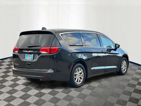 Used 2023 Chrysler Voyager LX image 5
