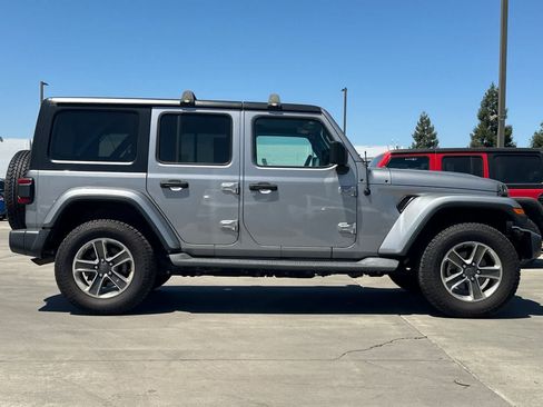 Used 2018 Jeep Wrangler Unlimited Sahara AWD/4WD image 9