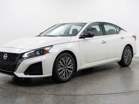 Used 2025 Nissan Altima 2.5 SV FWD image 3