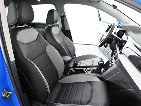 Certified 2022 Volkswagen Taos SEL w/ Panoramic Sunroof Package image 15