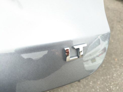 Used 2025 Chevrolet Trax LT w/ LT Convenience Package image 16