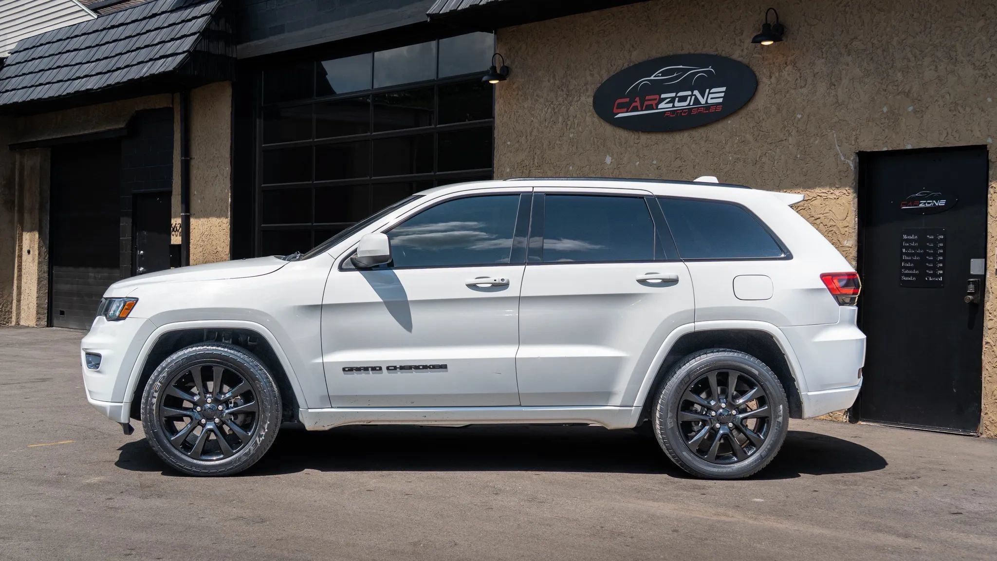 Used 2018 Jeep Grand Cherokee Altitude AWD/4WD image 2