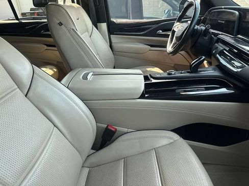 Used 2024 Cadillac Escalade Premium Luxury AWD/4WD image 14