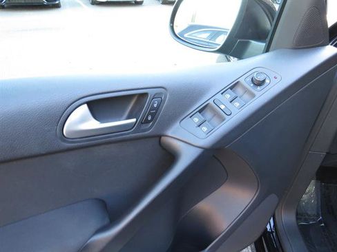 Used 2017 Volkswagen Tiguan S image 7