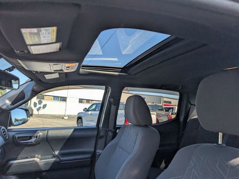 Used 2017 Toyota Tacoma TRD Sport image 21