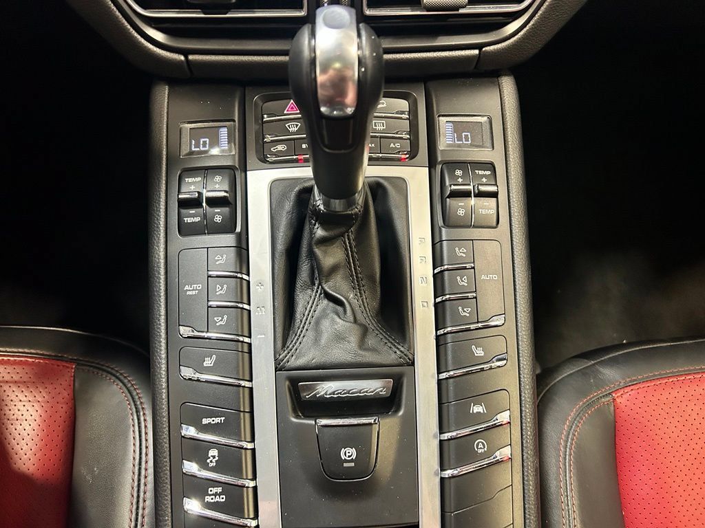 Certified 2021 Porsche Macan AWD/4WD image 19